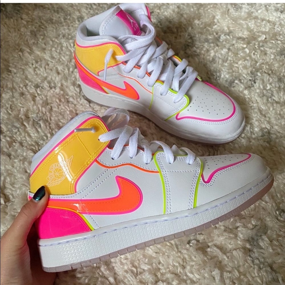 Nike air Jordan 1 mid Edge glow